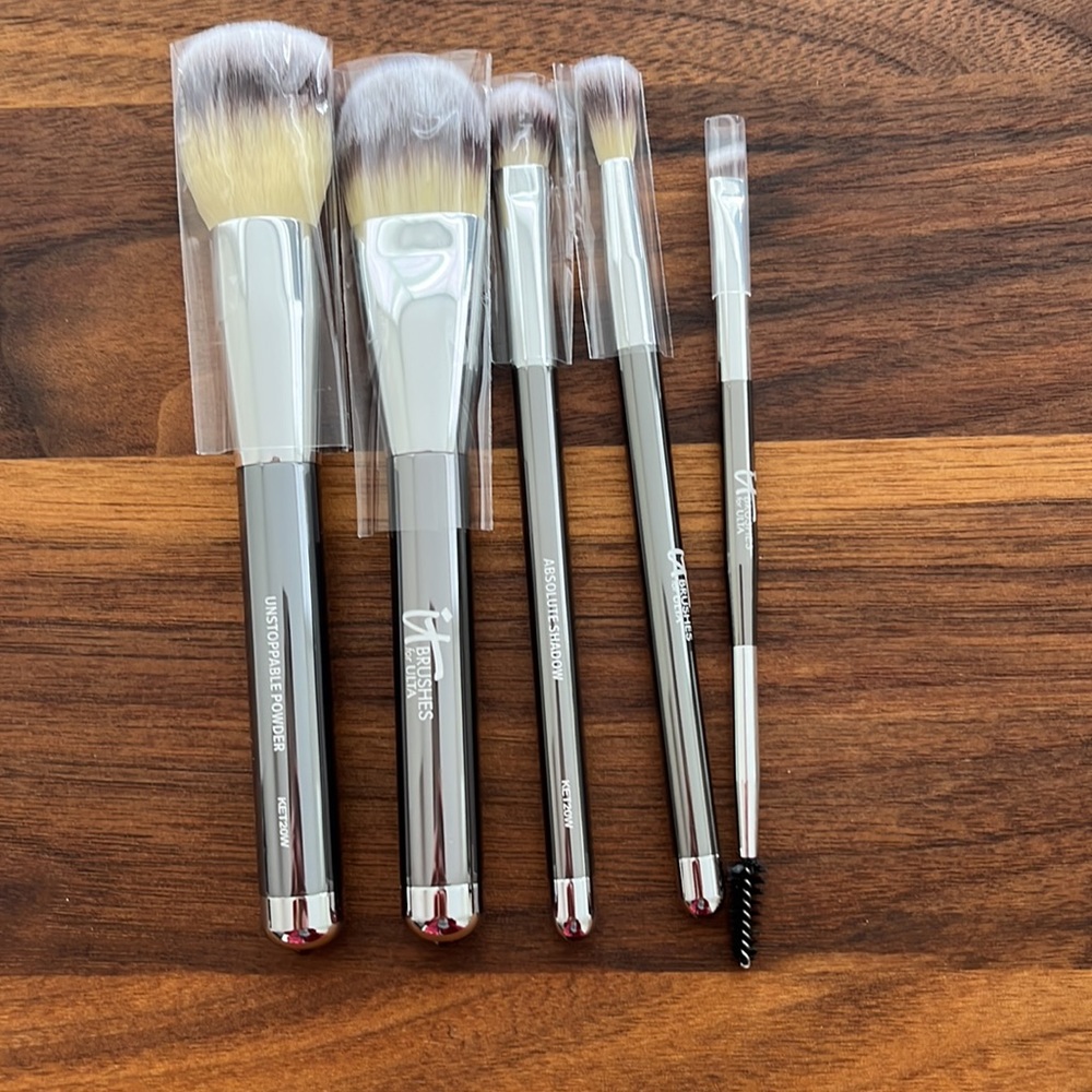 5 of 6 piece NEW NEVER USED makeup brush set by IT Cosmetics !